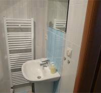 Na predaj 2 izbový byt s parkovacím státím Zemplínska ul. - Kúpeľňa s umývadlom, zrkadlom a rebríkovým radiátorom v 2-izbovom byte.