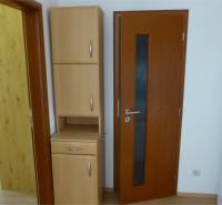 Na predaj 2 izbový byt s parkovacím státím Zemplínska ul. - Interiér 2-izbového bytu s dreveným dekorom, vstavaná skriňa a dvere.