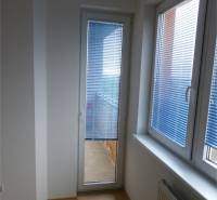 Na predaj 2 izbový byt s parkovacím státím Zemplínska ul. - Sklenené dvere s žalúziami, radiátor a podlaha s dreveným dekorom v 2-izbovom byte.