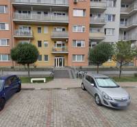 Na predaj 2 izbový byt s parkovacím státím Zemplínska ul. - Bytový dom na Zemplínskej ulici v Senci s parkoviskom a stromovou alejou pred vchodom do budovy.