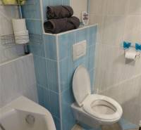 Na predaj 2 izbový byt s parkovacím státím Zemplínska ul. - Kúpeľňa v 2-izbovom byte so svetlomodrými obkladačkami, toaletou a vaňou.