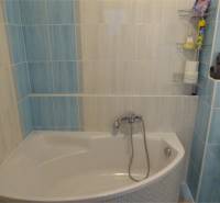 Na predaj 2 izbový byt s parkovacím státím Zemplínska ul. - Kúpeľňa v 2-izbovom byte s rohovou vaňou a modrými obkladačkami.