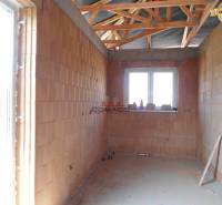 Výstavba inteligentného 4 izbového bungalovu v NM a okolí - Interiér v stavbe na ulici Nové Mesto nad Váhom, budúci rodinný dom.