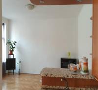 Novinka: Praktický byt v širšom centre. Mestská ul. Províziu neplatíte - Interiér 2-izbového bytu s podlahou s dreveným dekorom a jednoduchou výzdobou.