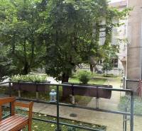 Novinka: Praktický byt v širšom centre. Mestská ul. Províziu neplatíte - Záhrada s lavičkou a lampášmi pri 2-izbovom byte na Mestskej ulici v Bratislave.