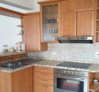 Novinka: Praktický byt v širšom centre. Mestská ul. Províziu neplatíte - Kuchyňa v 2-izbovom byte s dreveným dekorom, nerezovým drezom a rúrou na pečenie.