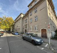 Novinka: Praktický byt v širšom centre. Mestská ul. Províziu neplatíte - Ulica Mestská v Bratislave - Nové Mesto s obytnou budovou a zaparkovanými autami.