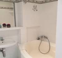 Novinka: Praktický byt v širšom centre. Mestská ul. Províziu neplatíte - Kúpeľňa s vaňou a umývadlom v 2-izbovom byte, dekoratívne obklady.