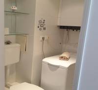 Novinka: Praktický byt v širšom centre. Mestská ul. Províziu neplatíte - Kúpeľňa s toaletou, práčkou a úložnými policami v 2-izbovom byte.