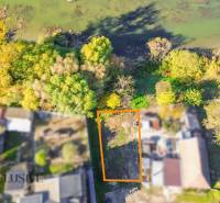 NA PREDAJ STAVEBNÝ POZEMOK, JAHODNÁ - Letecký pohľad na pozemok v Jahodnej určený na bývanie, obklopený zeleňou blízko vody.