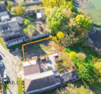 NA PREDAJ STAVEBNÝ POZEMOK, JAHODNÁ - Pozemky - bývanie v Jahodnej pri rieke, lemované stromami a bohatou zeleňou.