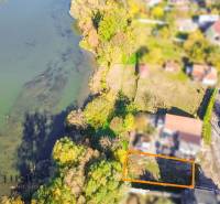 NA PREDAJ STAVEBNÝ POZEMOK, JAHODNÁ - Letecký pohľad na pozemky - bývanie pri rieke v mestskom prostredí Jahodnej.