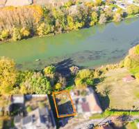 NA PREDAJ STAVEBNÝ POZEMOK, JAHODNÁ - Pozemok na bývanie v Jahodnej, blízko rieky a obklopený zeleňou.