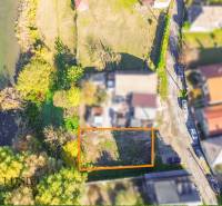 NA PREDAJ STAVEBNÝ POZEMOK, JAHODNÁ - Letecký pohľad na pozemky v Jahodnej, obklopené zeleňou a vodnou plochou.