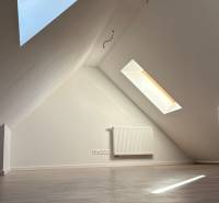 Predaj: 3-i mezonet v krásnom, zelenom prostredí v Tomášikove 71m2 - Podkrovná izba s podlahou s dreveným dekorom a strešnými oknami v 3-izbovom byte.