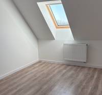 Predaj: 3-i mezonet v krásnom, zelenom prostredí v Tomášikove 71m2 - Podkrovná izba s podlahou s dreveným dekorom a strešným oknom v 3-izbovom byte.
