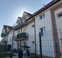 Predaj: 3-i mezonet v krásnom, zelenom prostredí v Tomášikove 71m2 - Exteriér budovy s balkónmi a záhradami, 3-izbový byt v Tomášikove.