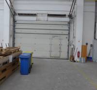 Sklad na prenájom o celkovej ploche 1015 m2 - Sklady a haly s paletami, kontajnermi a veľkými dverami.