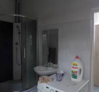 Sklad na prenájom o celkovej ploche 1015 m2 - Kúpeľňa s práčkou, sprchovacím kútom a prostriedkami na pranie.