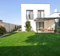 Perla v mori priemernosti - 4i prémiový RD Miloslavov - Záhrada s trávnikom pri rodinnom dome na Ďuríčkovej ulici v Miloslavove.