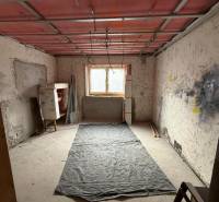 Rodinný dom na predaj, Stará Kremnička, okres Žiar nad Hronom  - Miestnosť v rekonštrukcii v rodinnom dome s podlahou s dreveným dekorom.