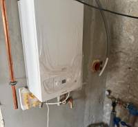 Rodinný dom na predaj, Stará Kremnička, okres Žiar nad Hronom  - Kotleň Rodinného domu v Starej Kremničke s plynovým kotlom pripevneným na stenu.