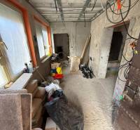 Rodinný dom na predaj, Stará Kremnička, okres Žiar nad Hronom  - Izba v rodinnom dome s rekonštrukciou. Stavebný materiál, okná zakryté fóliou.