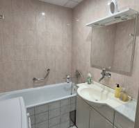 3 IZBOVÝ BYT, OVRUČSKÁ, KOŠICE - SÍDL. DARGOVSKÝCH HRDINOV - Kúpeľňa s vaňou, umývadlom a zrkadlom v 3-izbovom byte.