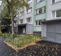 3 IZBOVÝ BYT, OVRUČSKÁ, KOŠICE - SÍDL. DARGOVSKÝCH HRDINOV - Bytový dom na Ovručskej ulici v Košiciach, mestská časť Dargovských hrdinov, obklopený zeleňou.