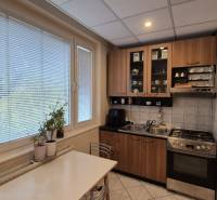 3 IZBOVÝ BYT, OVRUČSKÁ, KOŠICE - SÍDL. DARGOVSKÝCH HRDINOV - Kuchyňa v 3-izbovom byte s plynovým sporákom, skrinkami a jedálenským stolom.