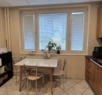 3 IZBOVÝ BYT, OVRUČSKÁ, KOŠICE - SÍDL. DARGOVSKÝCH HRDINOV - Kuchyňa 3-izbového bytu s jedálenským stolom, kuchynskou linkou a mikrovlnkou.