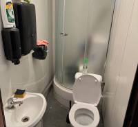 Sklad na prenájom o ploche 121 m2 s malou kanceláriou a WC - Malá kúpeľňa so sprchovým kútom, umývadlom a toaletou v Skladoch a halách.