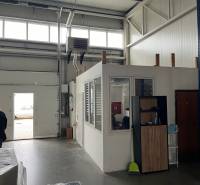 Sklad na prenájom o ploche 121 m2 s malou kanceláriou a WC - Interiér Sklady a haly s prechodovou bránou a malou kanceláriou navrchu.