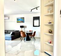 Apartmán s výhľadom na more BAR, Čierna Hora-Montenegro - Interiér 1-izbového bytu s bielou podlahou, šedým gaučom a jedálenským stolom.