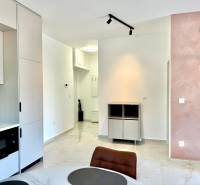 Apartmán s výhľadom na more BAR, Čierna Hora-Montenegro - Interiér 1-izbového bytu s kuchynskou linkou, jedálenským stolom a svetlými stenami.