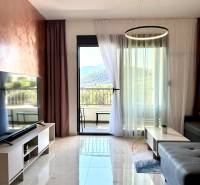 Apartmán s výhľadom na more BAR, Čierna Hora-Montenegro - Obývacia izba v 1-izbovom byte s mramorovou podlahou a výhľadom na hory.