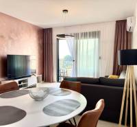 Apartmán s výhľadom na more BAR, Čierna Hora-Montenegro - Obývačka v 1-izbovom byte s televíziou, balkónom a elegantným stolom.