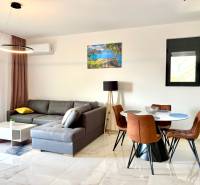 Apartmán s výhľadom na more BAR, Čierna Hora-Montenegro - Obývacia izba v 1-izbovom byte s podlahou s dreveným dekorom, sedacou súpravou a jedálenským stolom.