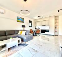 Apartmán s výhľadom na more BAR, Čierna Hora-Montenegro - Interiér 1-izbového bytu s pohovkou, kuchynským kútom a jedálenským stolom.