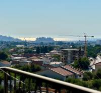 Apartmán s výhľadom na more BAR, Čierna Hora-Montenegro - Pohľad na mesto Bar s výhľadom na more a stavebnými žeriavmi.