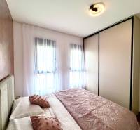 Apartmán s výhľadom na more BAR, Čierna Hora-Montenegro - Izba so svetlým nábytkom a dekoračnými vankúšmi v 1-izbovom byte.