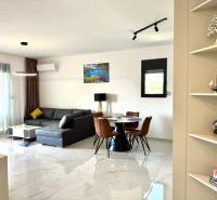 Apartmán s výhľadom na more BAR, Čierna Hora-Montenegro - Obývačka s pohodlným rohovým gaučom a jedálenským stolom v 1-izbovom byte.