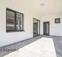 NA PREDAJ 4-IZB.BUNGALOV S DVOJGARÁŽOU,ORECHOVÁ POTôŇ - Rodinný dom s terasou, veľkými oknami a sivou podlahou s dlažbou.