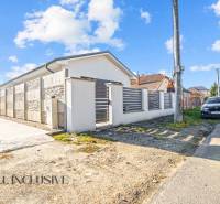 NA PREDAJ 4-IZB.BUNGALOV S DVOJGARÁŽOU,ORECHOVÁ POTôŇ - Rodinný dom v Orechovej Potôni s kamenným plotom a zaparkovaným autom na ulici.