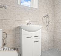 NA PREDAJ 4-IZB.BUNGALOV S DVOJGARÁŽOU,ORECHOVÁ POTôŇ - Kúpeľňa v rodinnom dome s umývadlom, sprchou a toaletou v svetlých obkladoch.