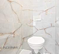 NA PREDAJ 4-IZB.BUNGALOV S DVOJGARÁŽOU,ORECHOVÁ POTôŇ - Kúpeľňa v rodinnom dome s luxusnou obkladačkou a zabudovaným záchodom.