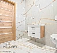 NA PREDAJ 4-IZB.BUNGALOV S DVOJGARÁŽOU,ORECHOVÁ POTôŇ - Kúpeľňa v rodinnom dome s obkladom a podlahou s mramorovým dekorom.