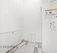 NA PREDAJ 4-IZB.BUNGALOV S DVOJGARÁŽOU,ORECHOVÁ POTôŇ - Biela stena s poklopom a informačnými nálepkami v rodinnom dome.