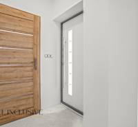 NA PREDAJ 4-IZB.BUNGALOV S DVOJGARÁŽOU,ORECHOVÁ POTôŇ - Interiér rodinného domu s dreveným dekorom a jednoduchými bielymi stenami.