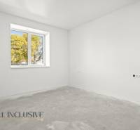 NA PREDAJ 4-IZB.BUNGALOV S DVOJGARÁŽOU,ORECHOVÁ POTôŇ - Prázdna miestnosť v rodinnom dome s bielymi stenami a oknom s výhľadom na stromy.